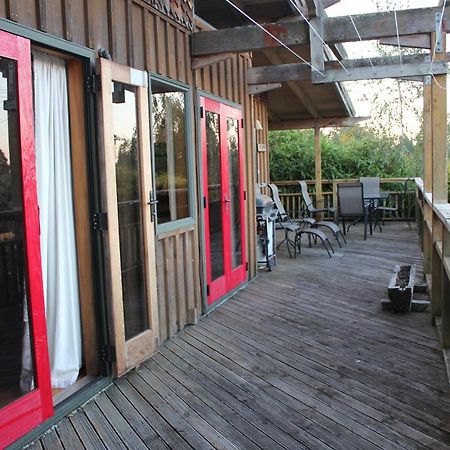 Treetop Hideaway - Taupo Holiday Home Bagian luar foto