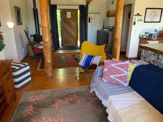 Treetop Hideaway - Taupo Holiday Home Bagian luar foto
