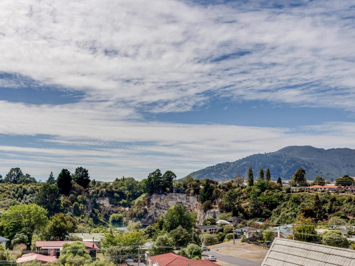 Treetop Hideaway - Taupo Holiday Home Bagian luar foto