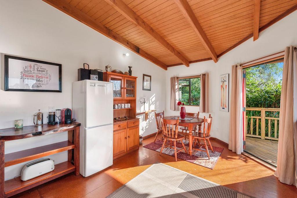 Treetop Hideaway - Taupo Holiday Home Bagian luar foto