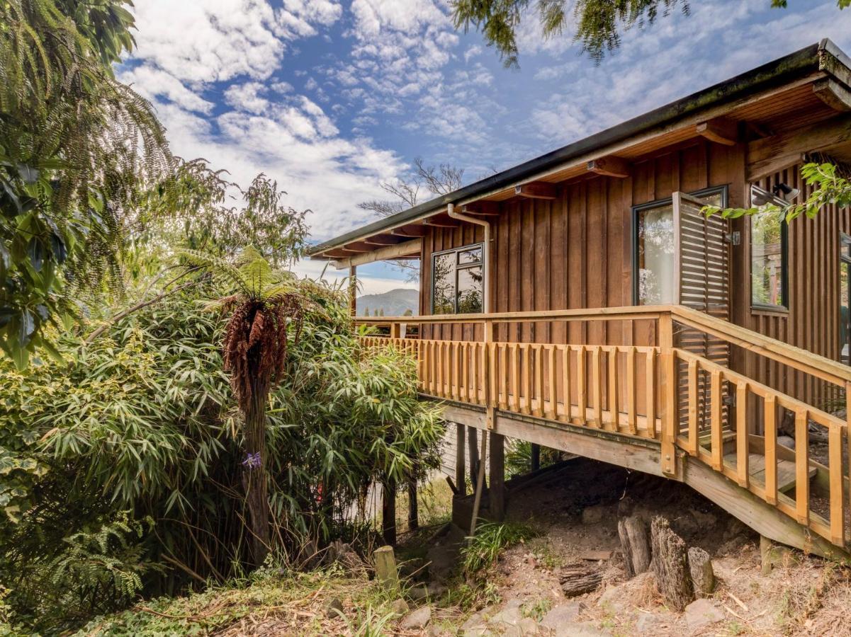 Treetop Hideaway - Taupo Holiday Home Bagian luar foto
