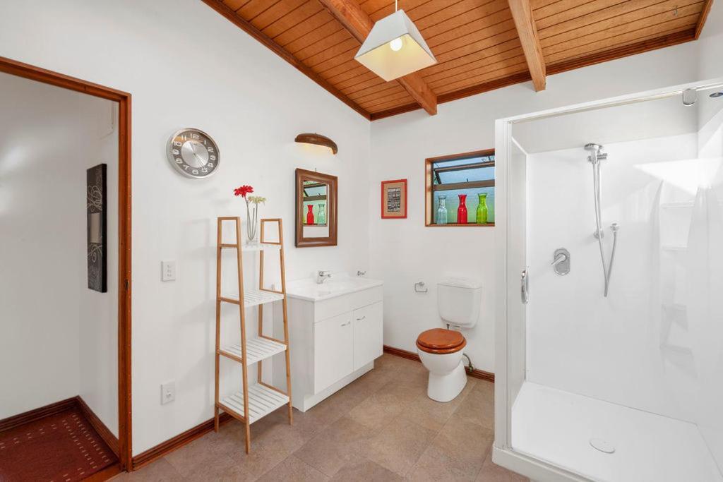 Treetop Hideaway - Taupo Holiday Home Bagian luar foto