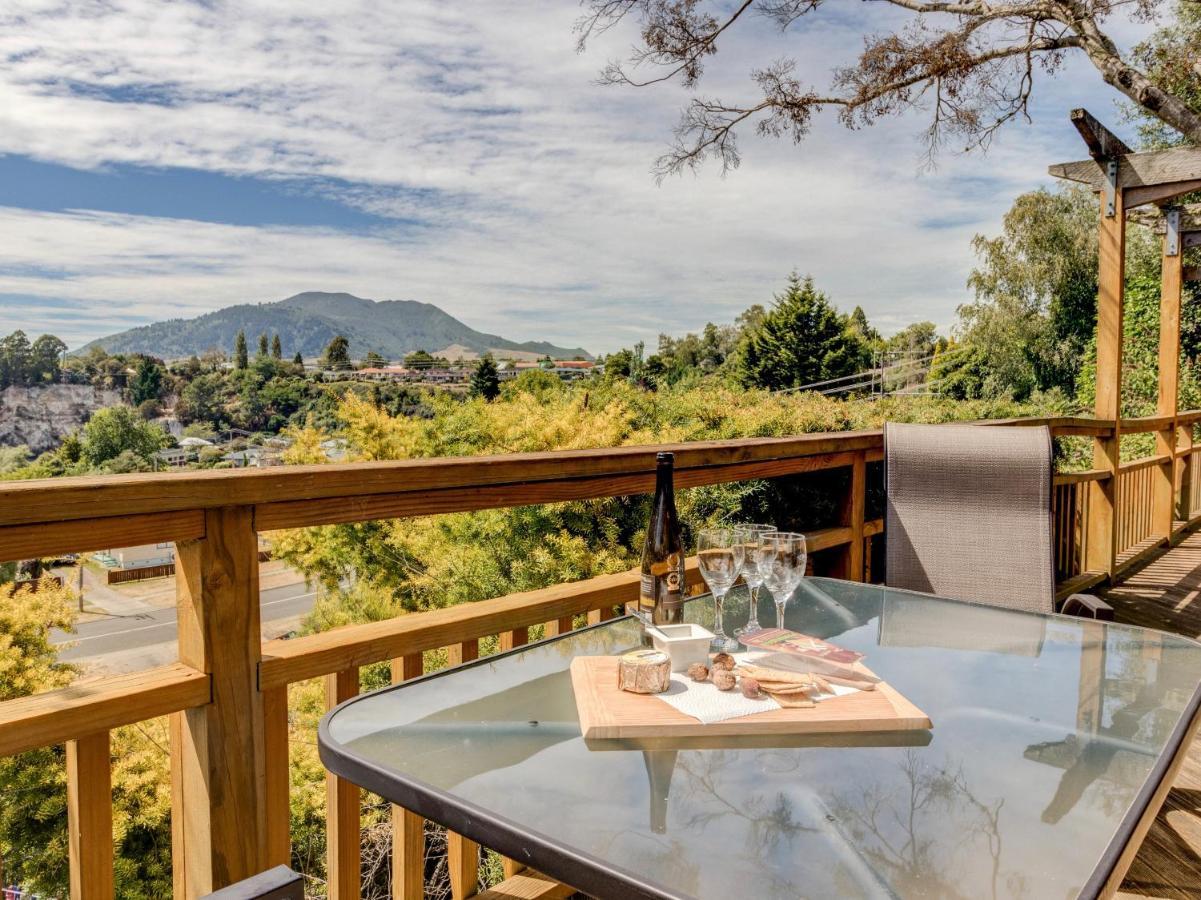 Treetop Hideaway - Taupo Holiday Home Bagian luar foto