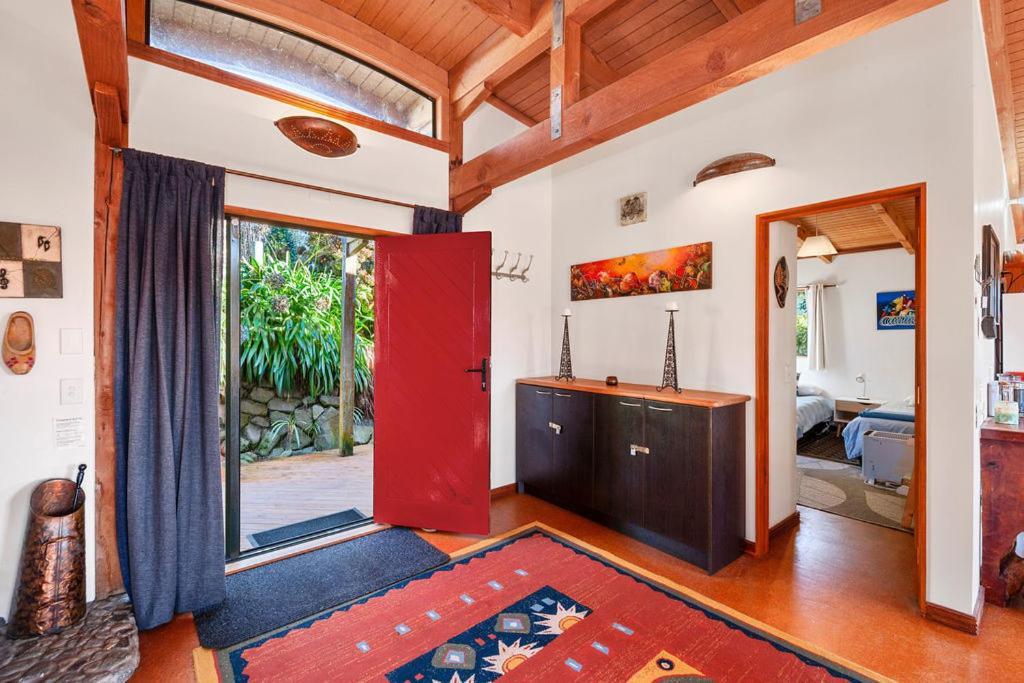 Treetop Hideaway - Taupo Holiday Home Bagian luar foto