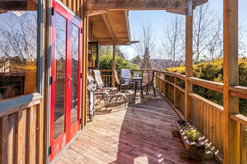 Treetop Hideaway - Taupo Holiday Home Bagian luar foto