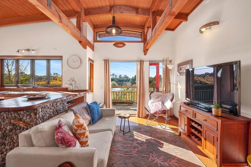 Treetop Hideaway - Taupo Holiday Home Bagian luar foto