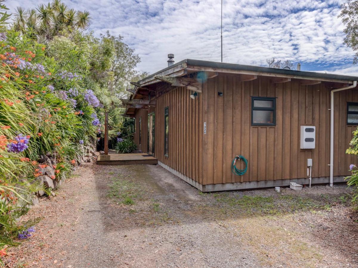 Treetop Hideaway - Taupo Holiday Home Bagian luar foto